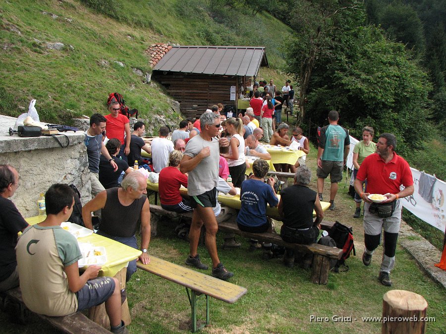 festaBeita 096.jpg - Il menù del pranzo è ottimo: polenta, polenta cunsa, spiedini, strinù, formaggio, acqua, vino e poi!...torta, caffè, limoncello e, a seguire, ...anguria!